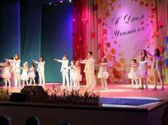 Учителя по всей России принимают поздравления с Днем учителя