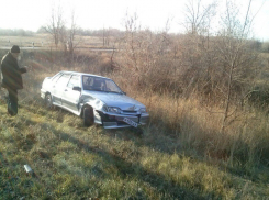 В Волгодонском районе в результате ДТП ВАЗ улетел в кювет