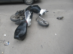 В Волгодонске «Тойота» сбила скутериста, от удара двухколесное ТС разломилось пополам