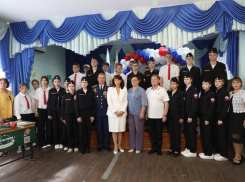 Волгодонск воспитывает будущих стражей порядка: в гимназии «Юридическая» открыт «полицейский класс и Парта Героя» 