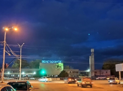 Гостей города на вокзале встречает теперь светящаяся надпись  «Волгодонск»