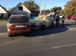 В Волгодонске водитель «BMW» спровоцировал ДТП с участием «ретромобиля» и «Мицубиси»