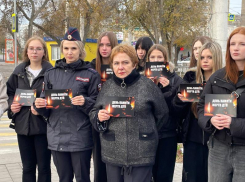 «Мы были в шоке все»: к стихийному мемориалу на месте гибели Оли и Насти их однокурсники и преподаватель возложили цветы