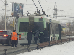 Студенты техникума помогли оттащить сломавшийся троллейбус в Волгодонске