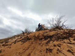 В Росприроднадзоре проверят факт незаконной езды мотоциклистов вдоль берега Цимлянского водохранилища у Саркела