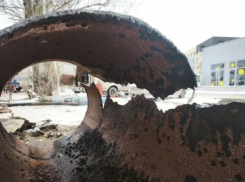 Жуткие остатки проржавевшего трубопровода с места прорыва в замерзающем Волгодонске показал губернатор Юрий Слюсарь