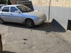 В Волгодонске на «десятку», припаркованную у дома, обрушились отколовшиеся куски фасада 