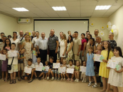 «Мама, папа, я – читающая семья!»: в Волгодонске депутаты городской Думы наградили активных книголюбов