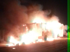 Горящий фургон с канцтоварами под Волгодонском сняли на видео очевидцы