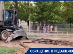 Через тернии к знаниям: в округе №8 юные волгодонцы вынуждены идти в школу по лужам 