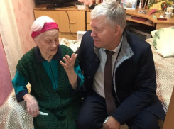 Предложил переехать на время: замерзающую в квартире 96-летнюю пенсионерку посетил глава администрации 