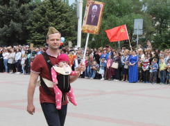 «Найди себя на фото»: Фоторепортаж с «Бессмертного полка» в Волгодонске. Часть 2