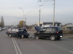 В Волгодонске водитель ВАЗа вылетел на «встречку» и протаранил «Ниву Шевроле»