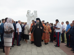 На месте захоронения убиенных в концлагере Епископ Волгодонский и Сальский Корнилий провел богослужение