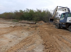 Снесли асфальт и выкопали водосточные трубы: главный спуск к пляжу в Цимлянске был уничтожен бульдозерами