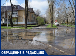 «В 200 метрах от администрации дорогу затопило, а освещение пропало»: жители переулка Пушкина