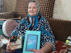 92-летняя волгодончанка Акулина Запорожец получила планшет за участие в конкурсе 