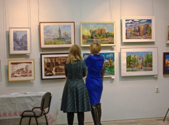 В Волгодонске проходит выставка картин «Город старый, город новый»
