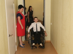 В Волгодонске инвалид и сирота Иван Мельников получил ключи от новой квартиры