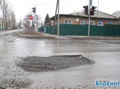 Яма на перекреске Пионерской и Маяковского стала еще больше