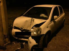 Водитель на чужой машине врезался в столб в центре Волгодонска – очевидец