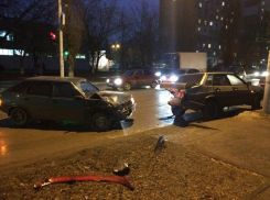 В центре Волгодонска в припаркованную машину с беременной женщиной и детьми на скорости врезался ВАЗ