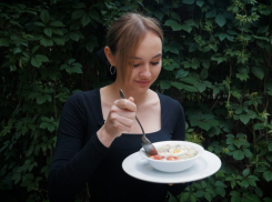 Окрошка с креветками и пузырьками: такого вы еще точно не пробовали