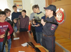 Волгодонским подросткам дали в руки оружие