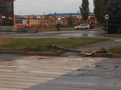 Неизвестный водитель сбил знак на Королева и скрылся