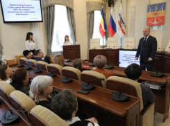 Дмитрий Вельможко наградил учителей в честь профессионального праздника
