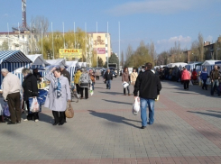 Саженцы и пасхальные куличи привлекли сотни волгодонцев на Площадь Победы