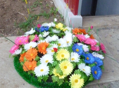 За отключение воды волгодонцы «отблагодарили» ТСЖ похоронным венком