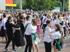 Последний школьный вальс на городской площади станцевали выпускники Волгодонска 