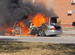 «Загорелась проводка под панелью»: очевидцы сообщили подробности о сгоревшем автомобиле