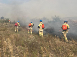 Спасатели Волгодонска задействованы в тушении крупного пожара в Усть-Донецком районе 