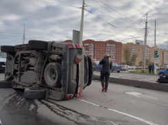 «Ленд Крузер 200» упал на бок: серьезная авария с пострадавшими в Волгодонске