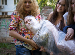 В Волгодонске компания молодых людей обмотала человека полиэтиленом – городской плэнер «Рисовашки» запомнился необычным перфомансом