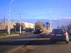 Автомобиль перевернулся несколько раз: появилось видео с момента аварии при въезде на путепровод