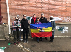 Волонтеры очистили Волгодонск от рекламы наркотиков