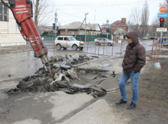 В Волгодонске разрыли полдороги в поиске утечки фекалий в месте провала пассажирского автобуса 