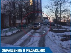 Водитель на «десятке» наехал на меня и моих детей, - волгодончанка попала под колеса автомобиля во дворе МКД