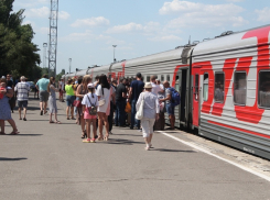 Поезд из Волгодонска  застрял на станции Виноградовка из-за атаки украинских БПЛА, в Белой Калитве и Коксовой пострадали жилые дома