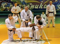 В «Олимпе» ломали палки об колени, били кирпичи кувалдой и размахивали гигантским флагом