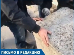 В Волгодонске преграждающий въезд во двор булыжник вновь вернулся на свое место 