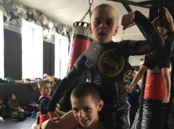Восьмилетний Данил Мельниченко стал первым обладателем чемпионского пояса ММА среди детей в Волгодонске 