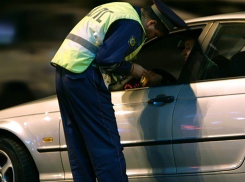 В Волгодонском районе водитель попытался дать взятку сотруднику ГИБДД и был за это наказан