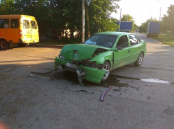 На улице Пионерской произошло серьезное ДТП с участием «Опеля» и «Шевроле»