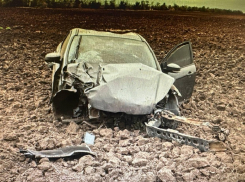 «Форд Фокус» на огромной скорости врезался в дорожный знак под Волгодонском