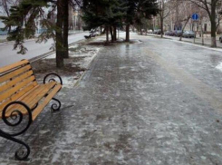 В Волгодонске дорожка для слепых и слабовидящих людей превратилась в ледовых каток