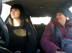 Симпатичная девушка-таксист из Волгодонска на видео показала тяготы своей работы